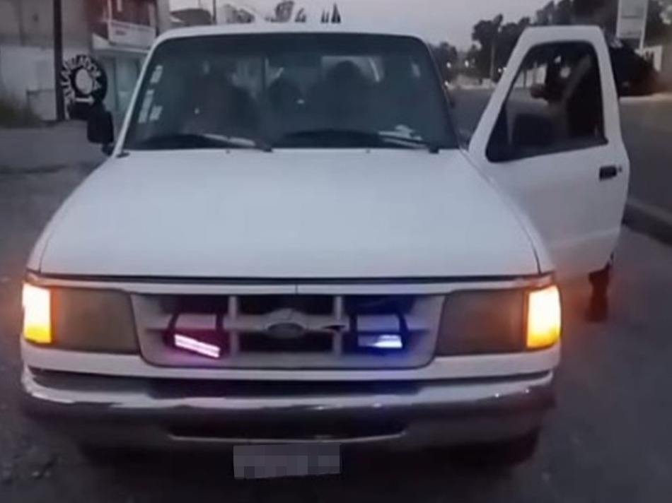 Asegura PGJE en Tzompantepec a masculino y camioneta que portaba luces de uso oficial
